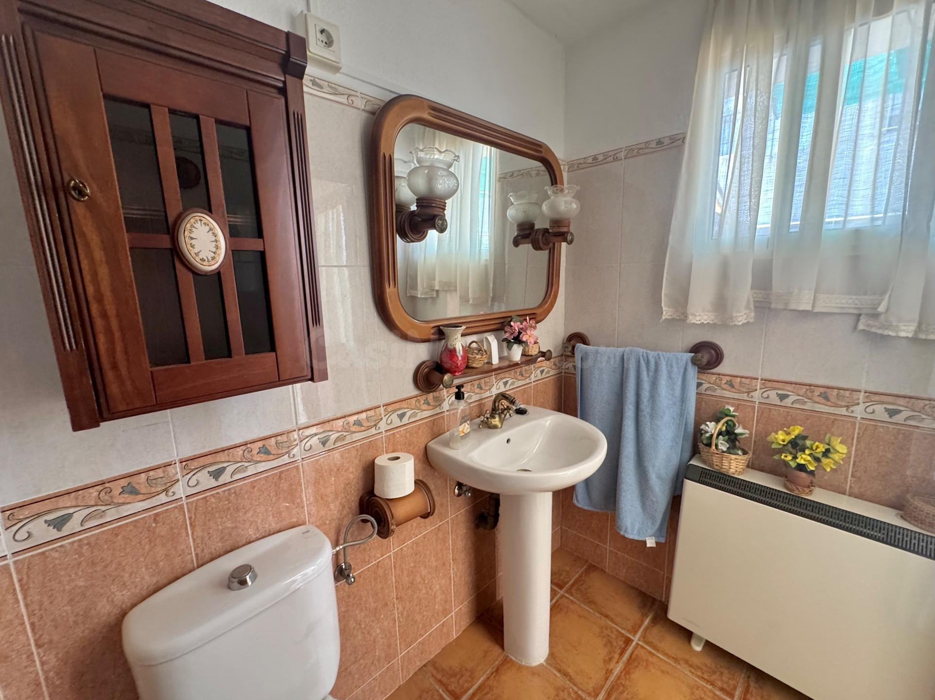 Casa adosada con amplio sótano, patio y terraza en Purchil ( - foto 4