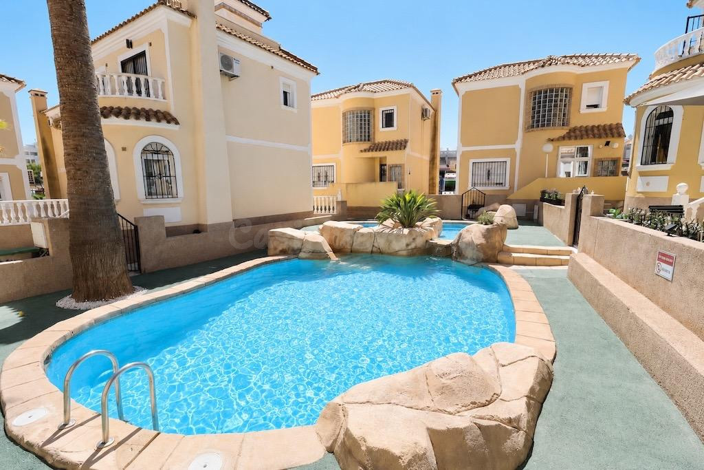 Chalet independiente con orientación sur, 3 dormitorios, 3 t - foto 3