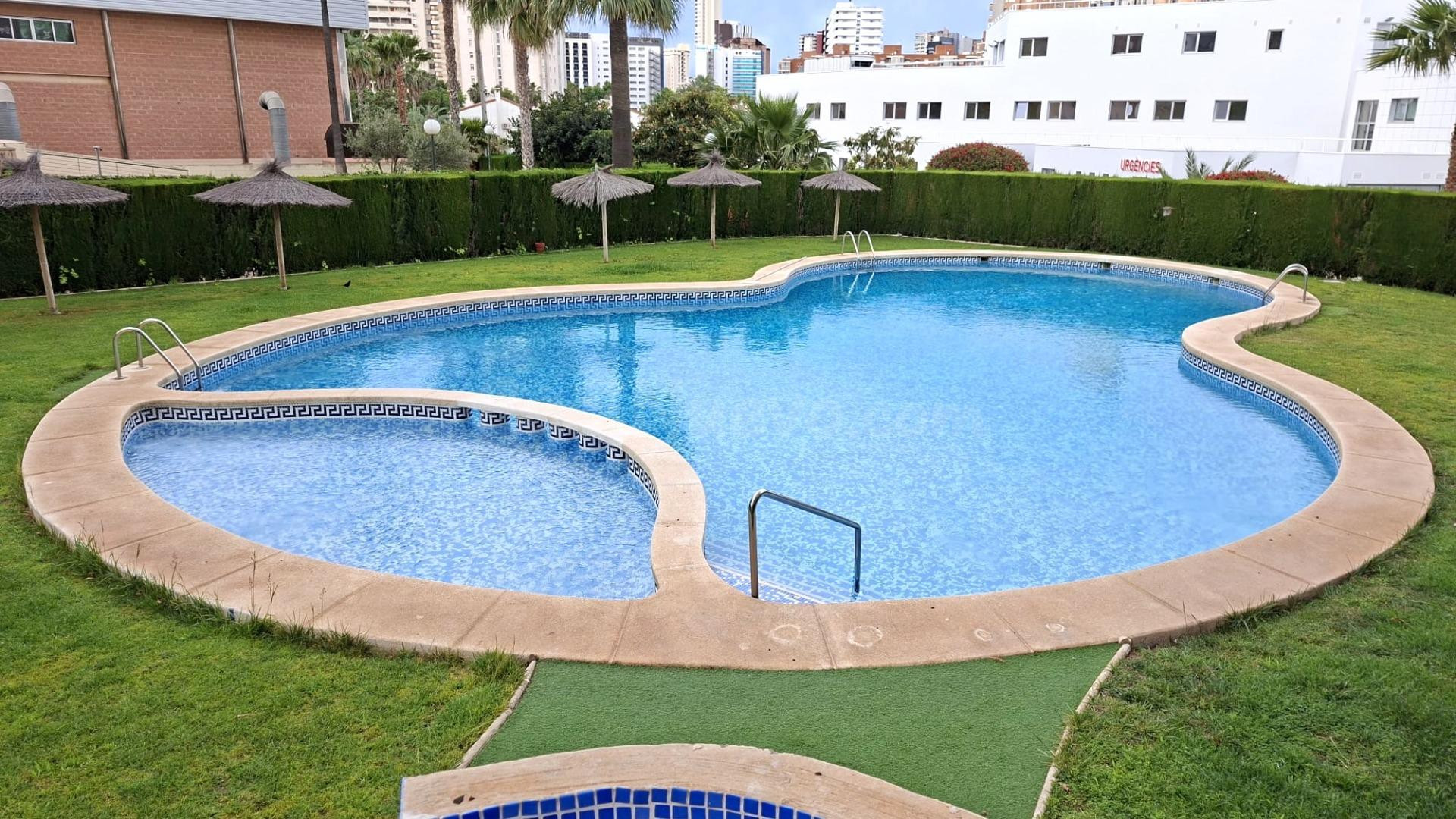 PISO CON PARKING EN PROPIEDAD Y PISCINA COMUNITARIA