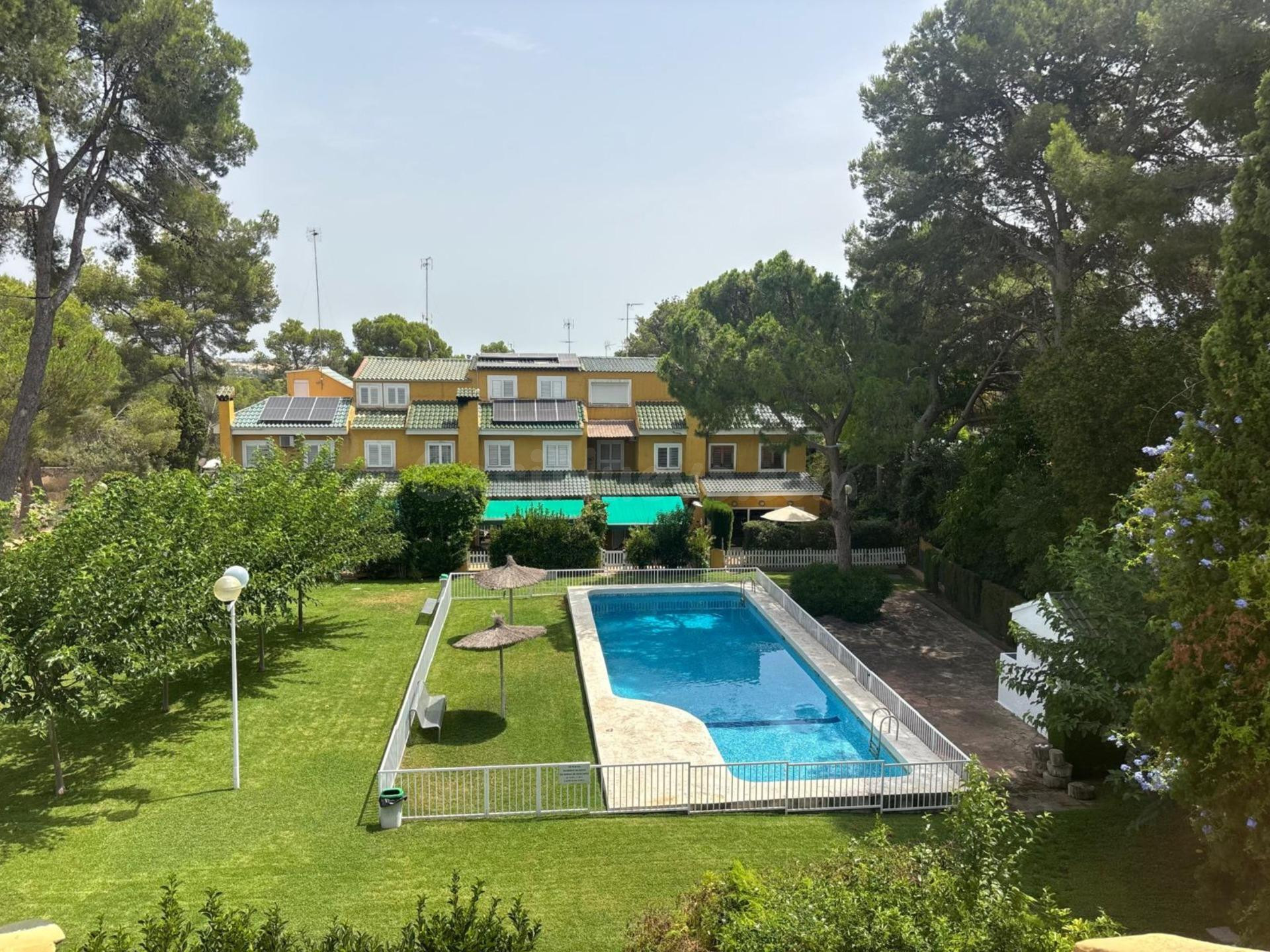 Casa Adosada en Campolivar | 4 habitaciones, Terraza y Pisci