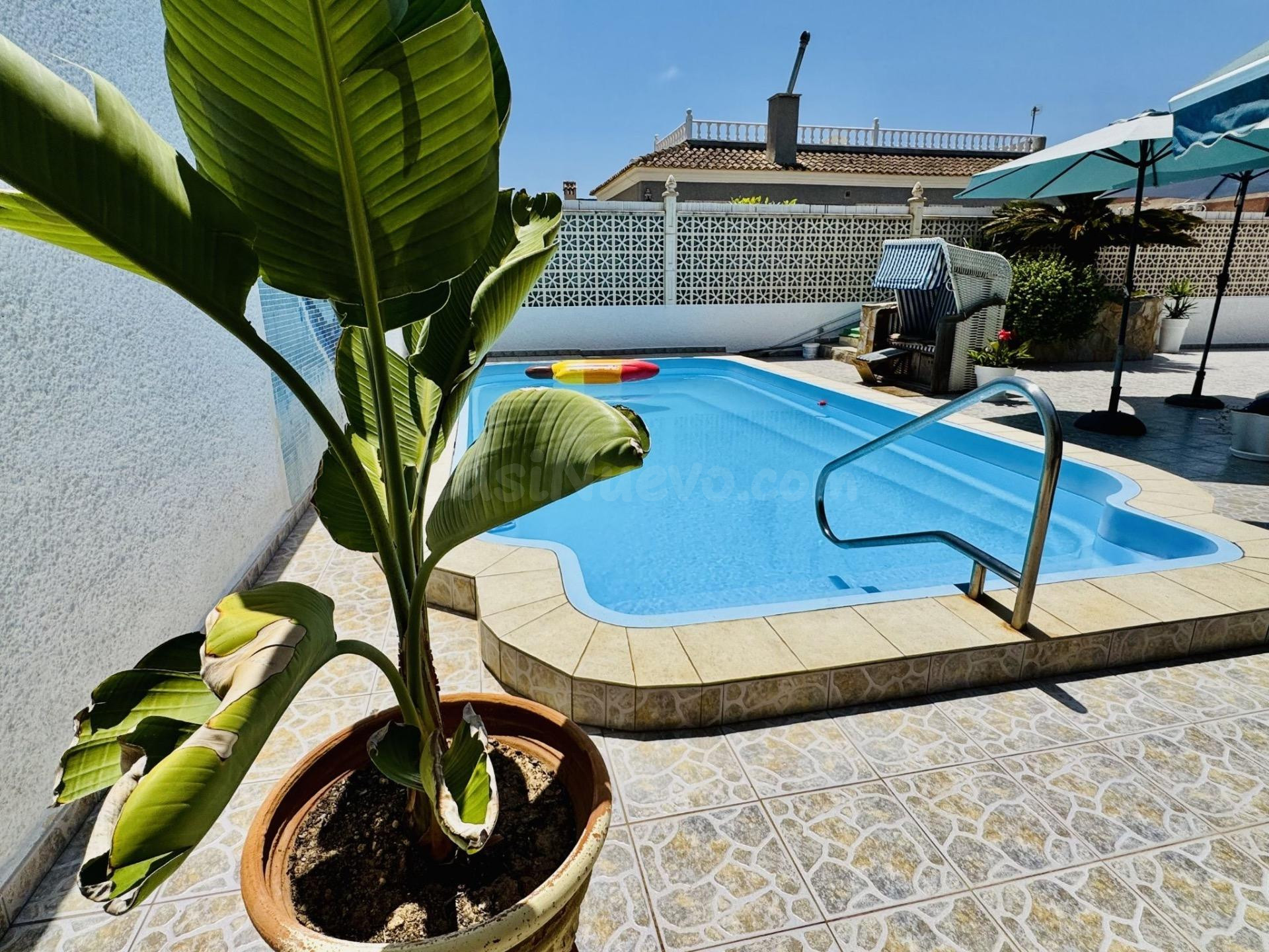 Chalet independiente con piscina privada y gran parcela en S - foto 3