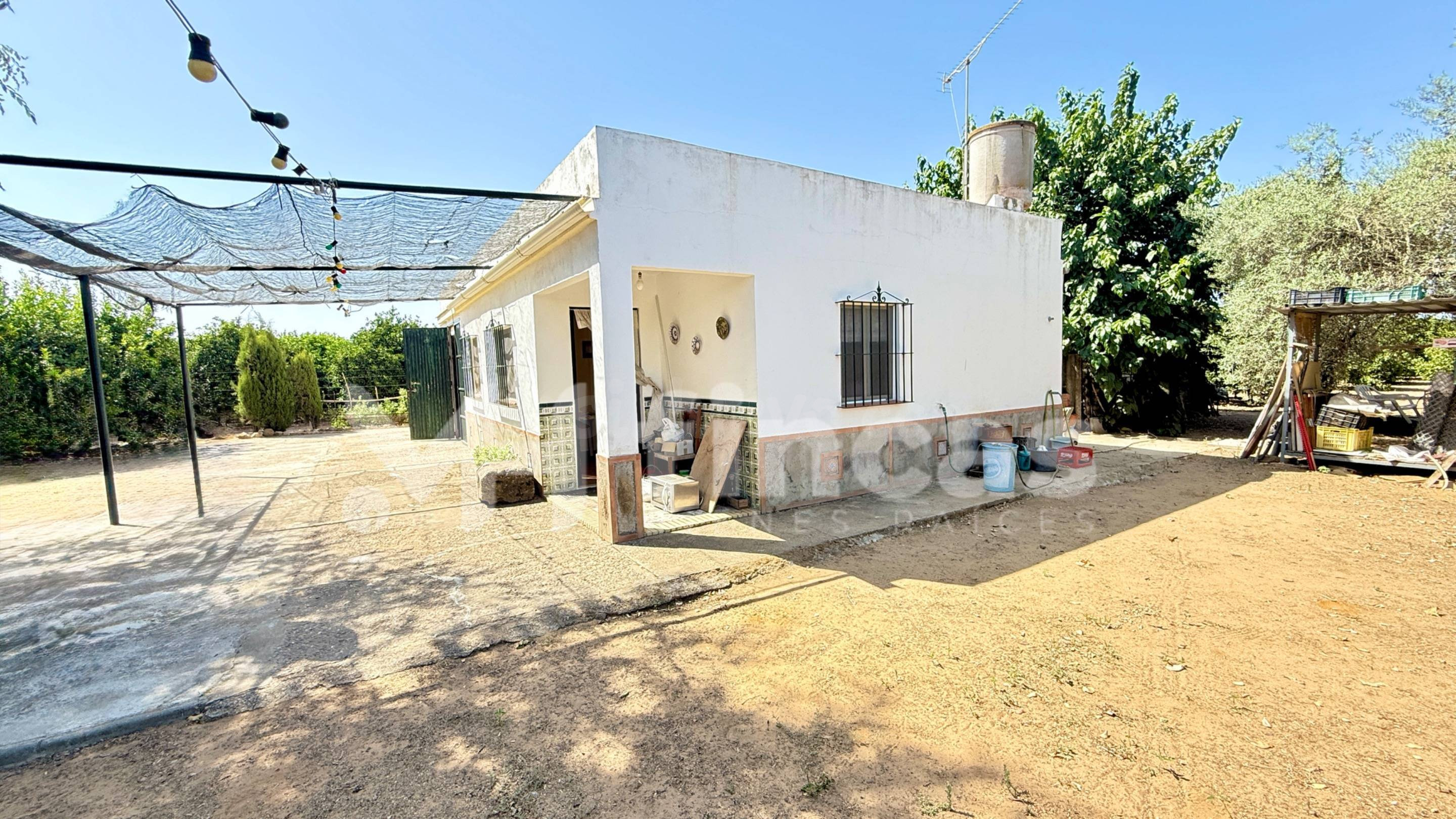 FINCA DE LABOR CON VIVIENDA, POZO Y LUZ EN UTRERA - foto 2