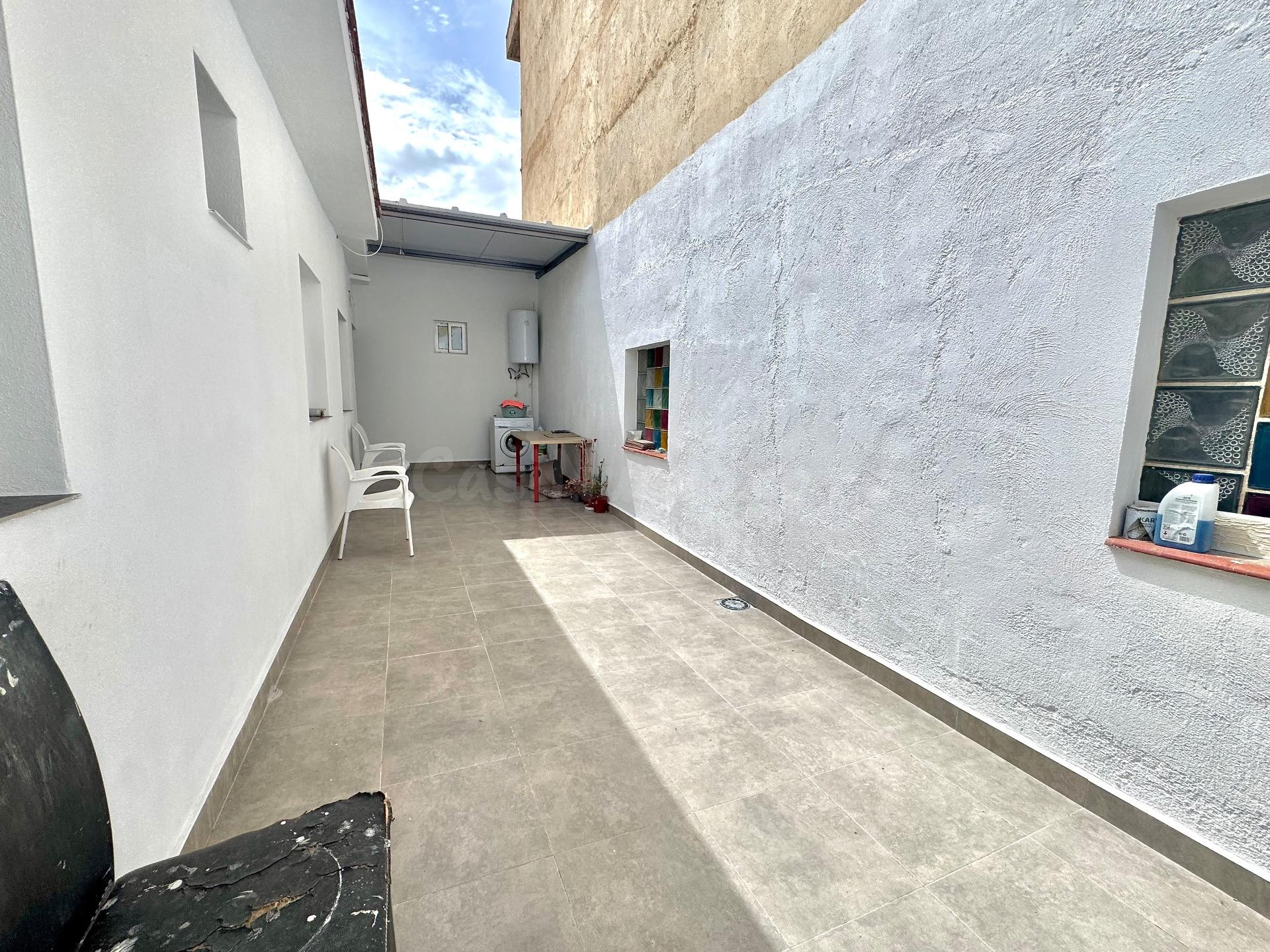 Amplia vivienda en planta baja con patio y terraza privada e