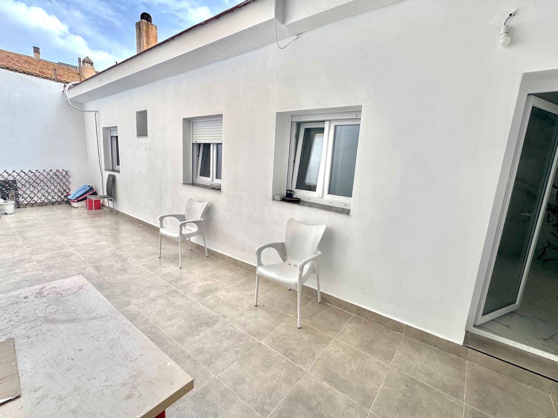 Amplia vivienda en planta baja con patio y terraza privada e - foto 2