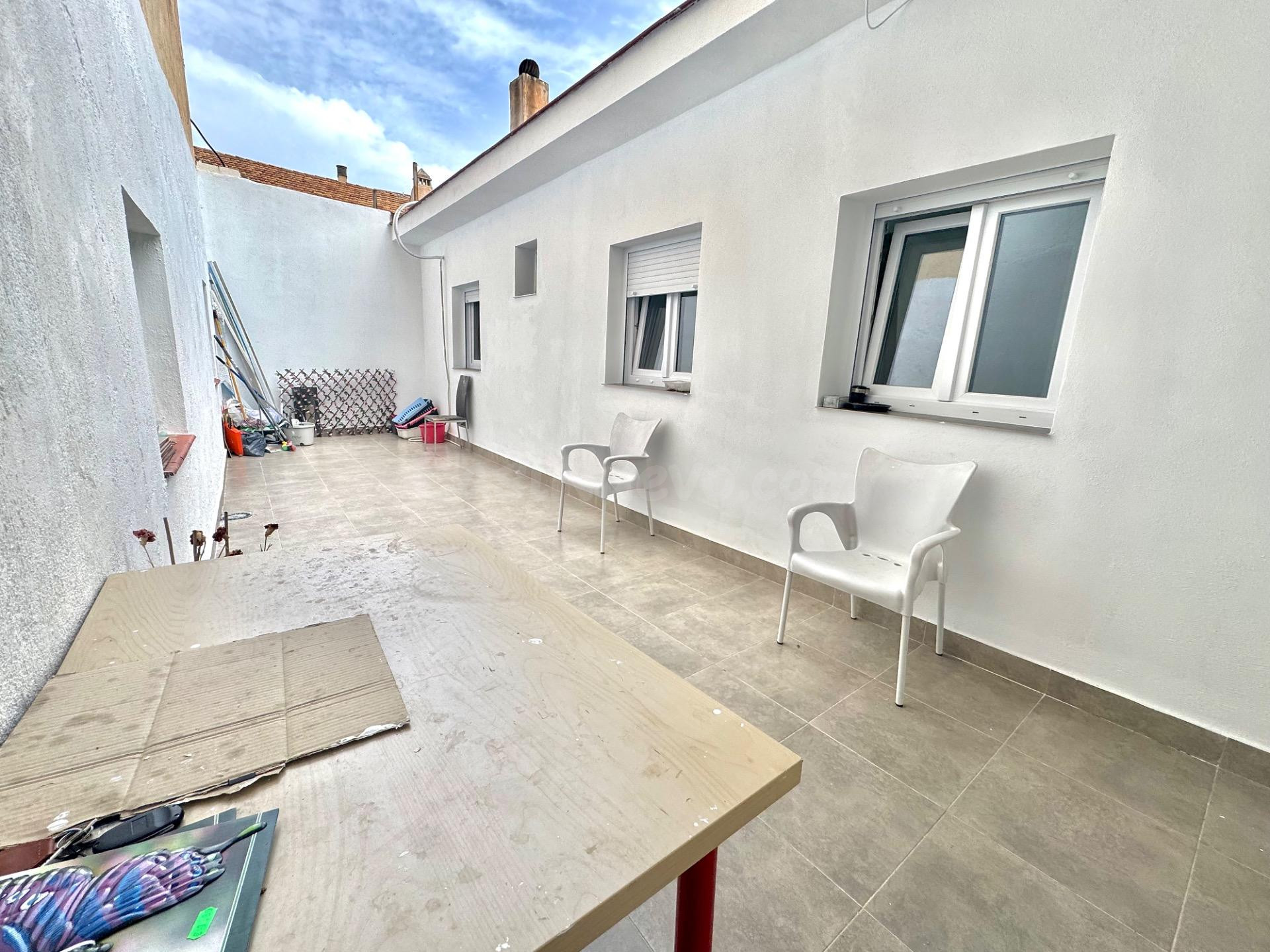 Amplia vivienda en planta baja con patio y terraza privada e - foto 3
