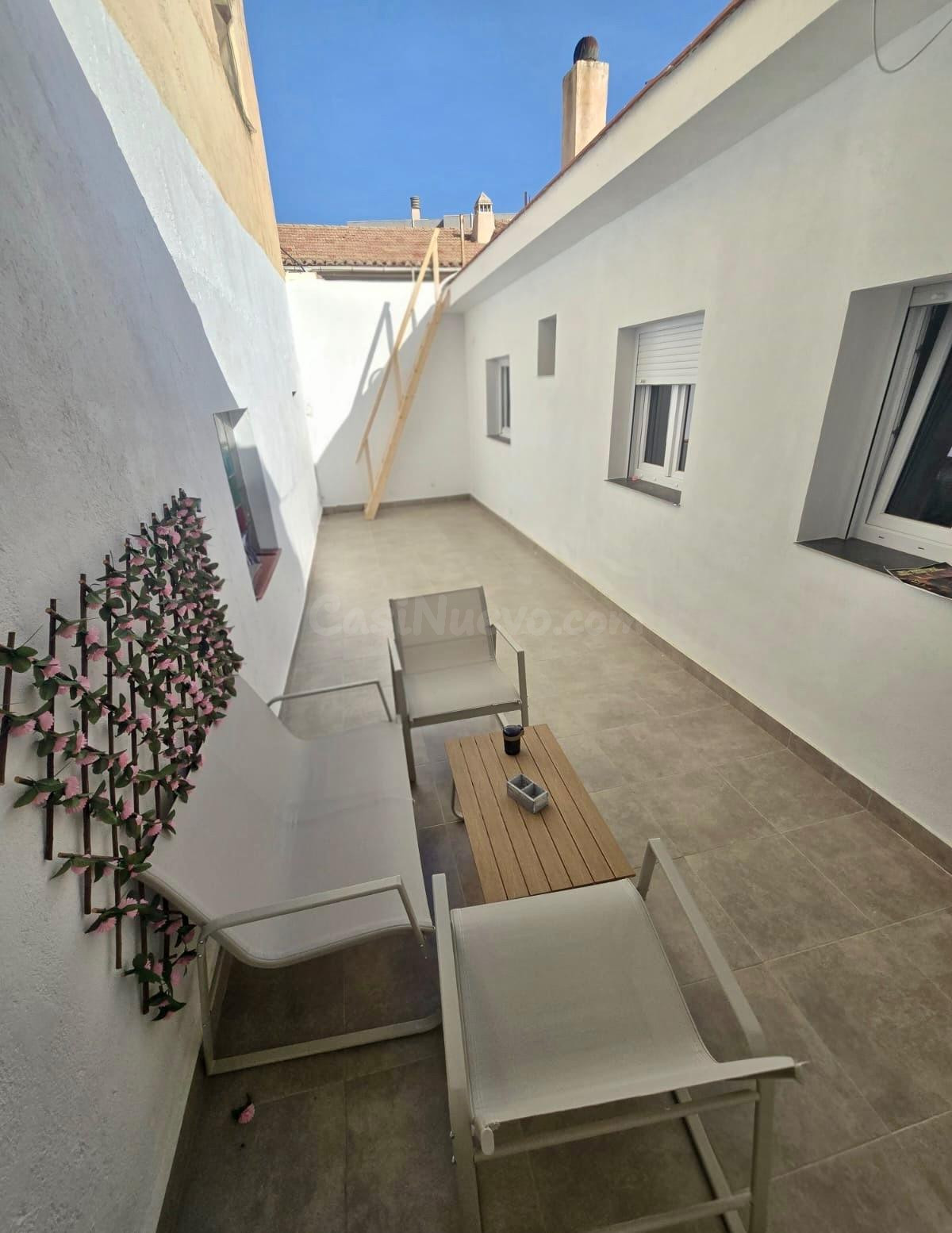 Amplia vivienda en planta baja con patio y terraza privada e - foto 4