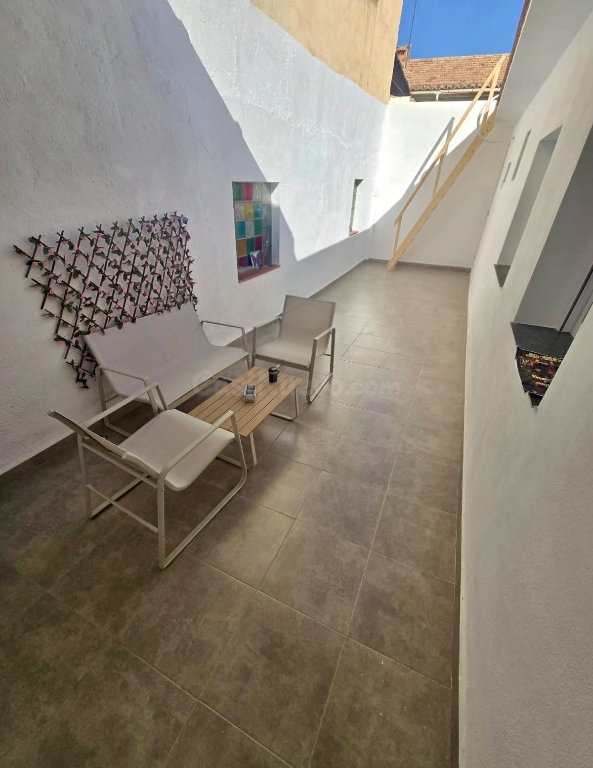 Amplia vivienda en planta baja con patio y terraza privada e - foto 5