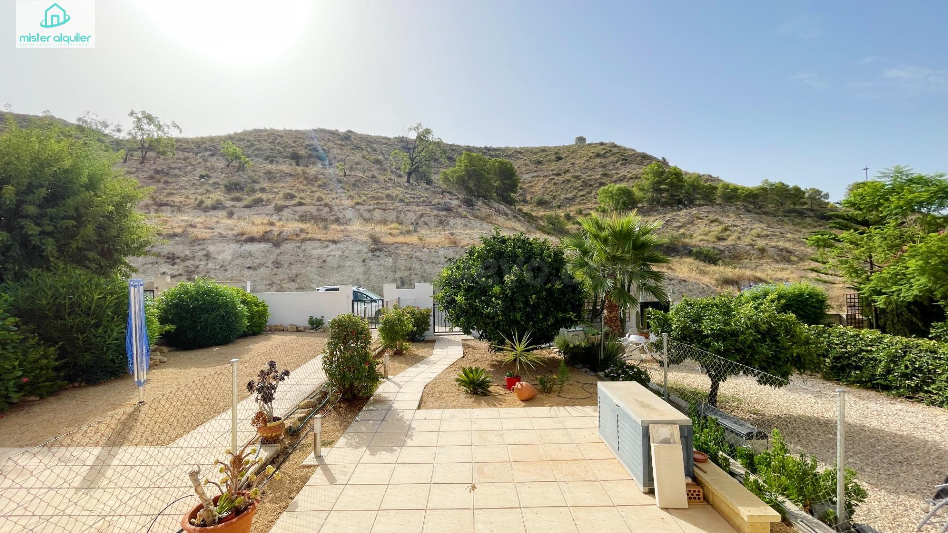 BUNGALOW CON JARDÍN, VISTAS A LA MONTAÑA Y A SOLO 7 KM DE LA COSTA - foto 2