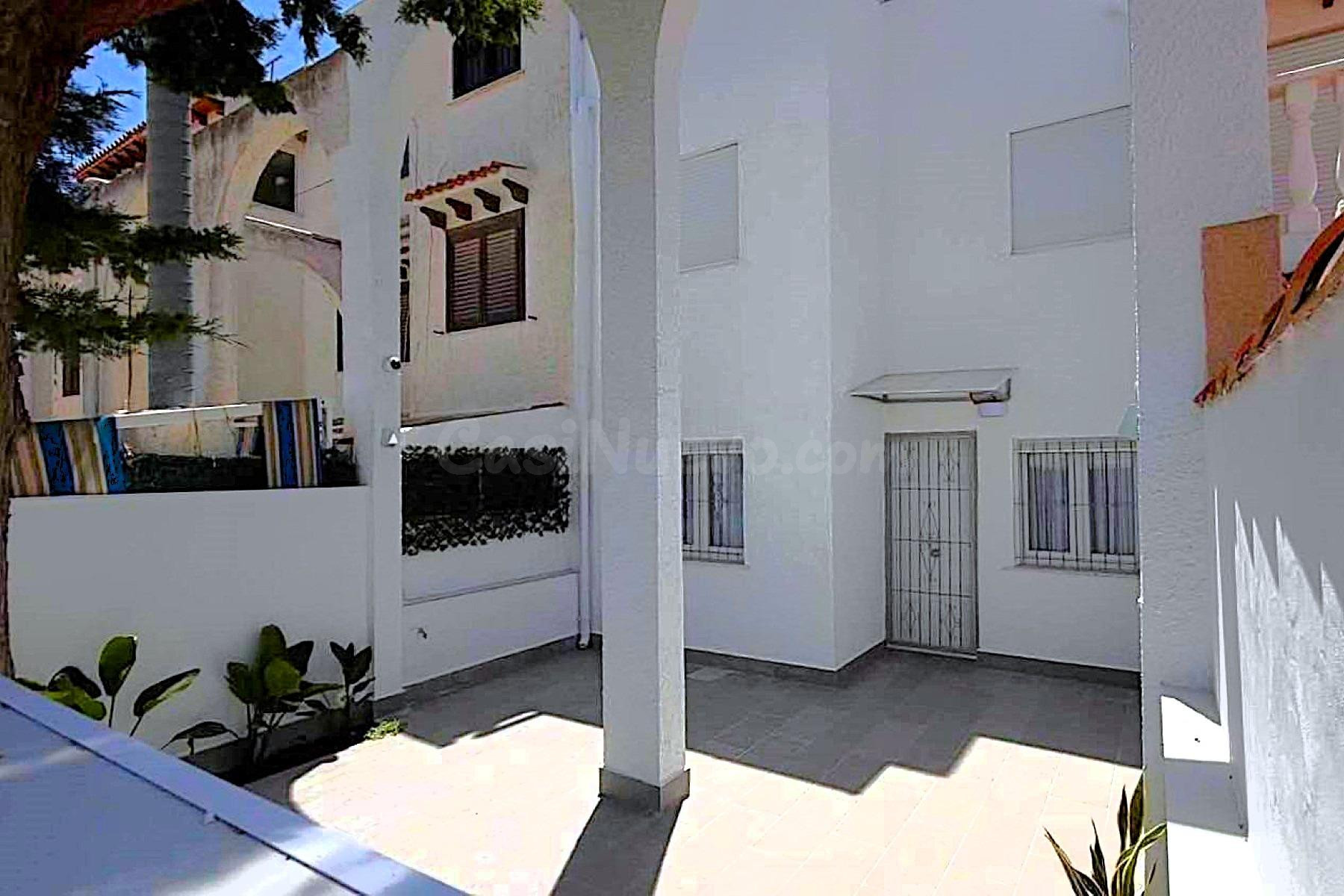 Casa adosada reformada (70 m2 + terrazas) en Calas Blancas.  - foto 2