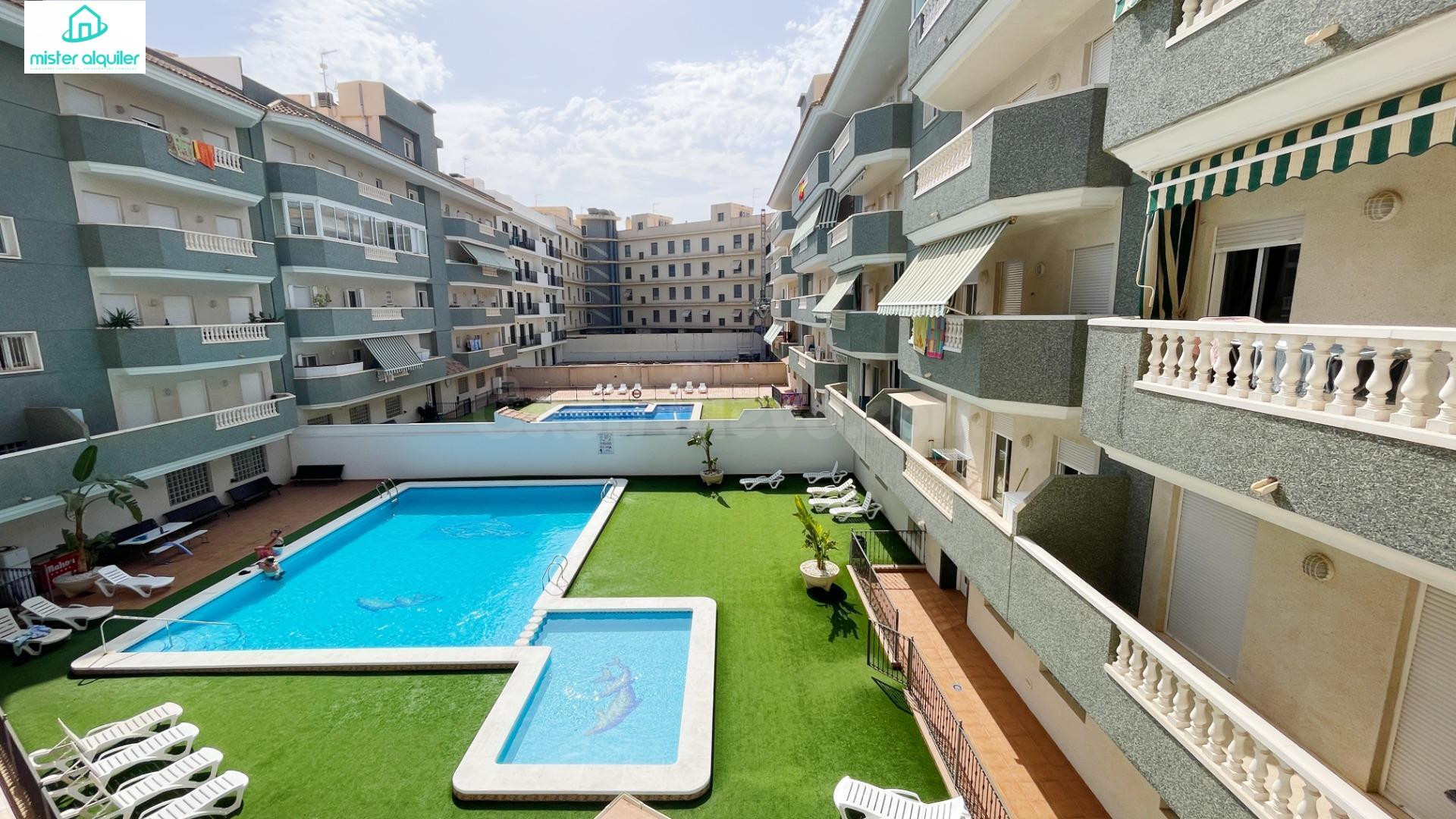 AMPLIO PISO DE 3 DORMITORIOS CON PISCINA, GARAJE Y DOS TERRAZAS, A 300 METROS DE LA PLAYA - foto 3