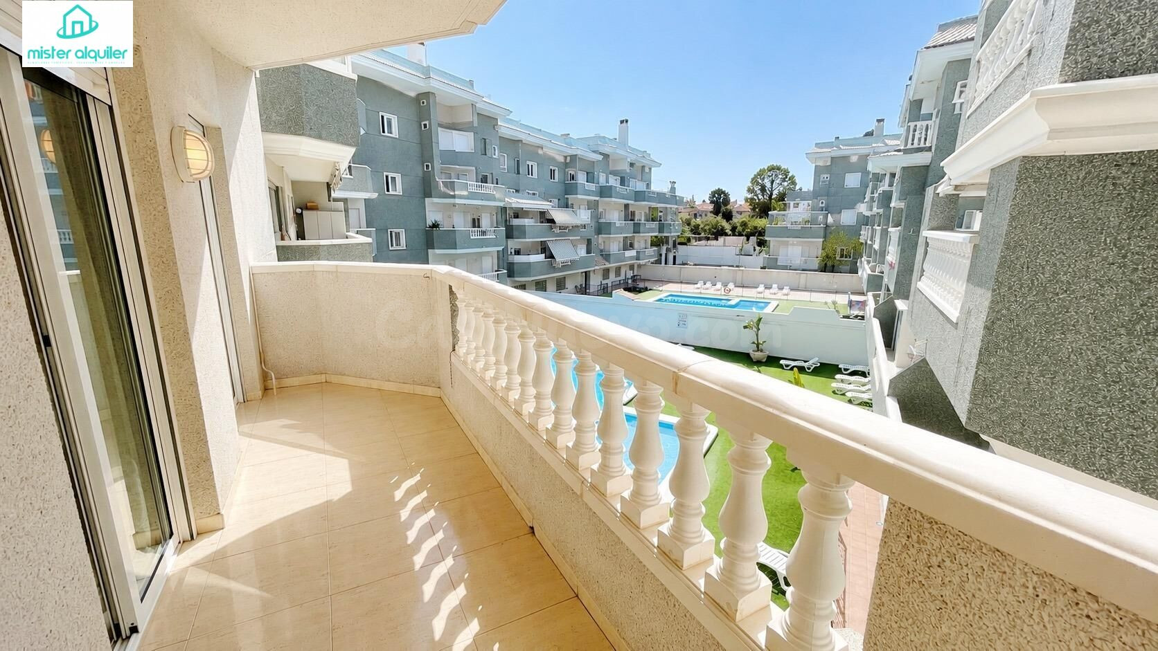 AMPLIO PISO DE 3 DORMITORIOS CON PISCINA, GARAJE Y DOS TERRAZAS, A 300 METROS DE LA PLAYA - foto 4