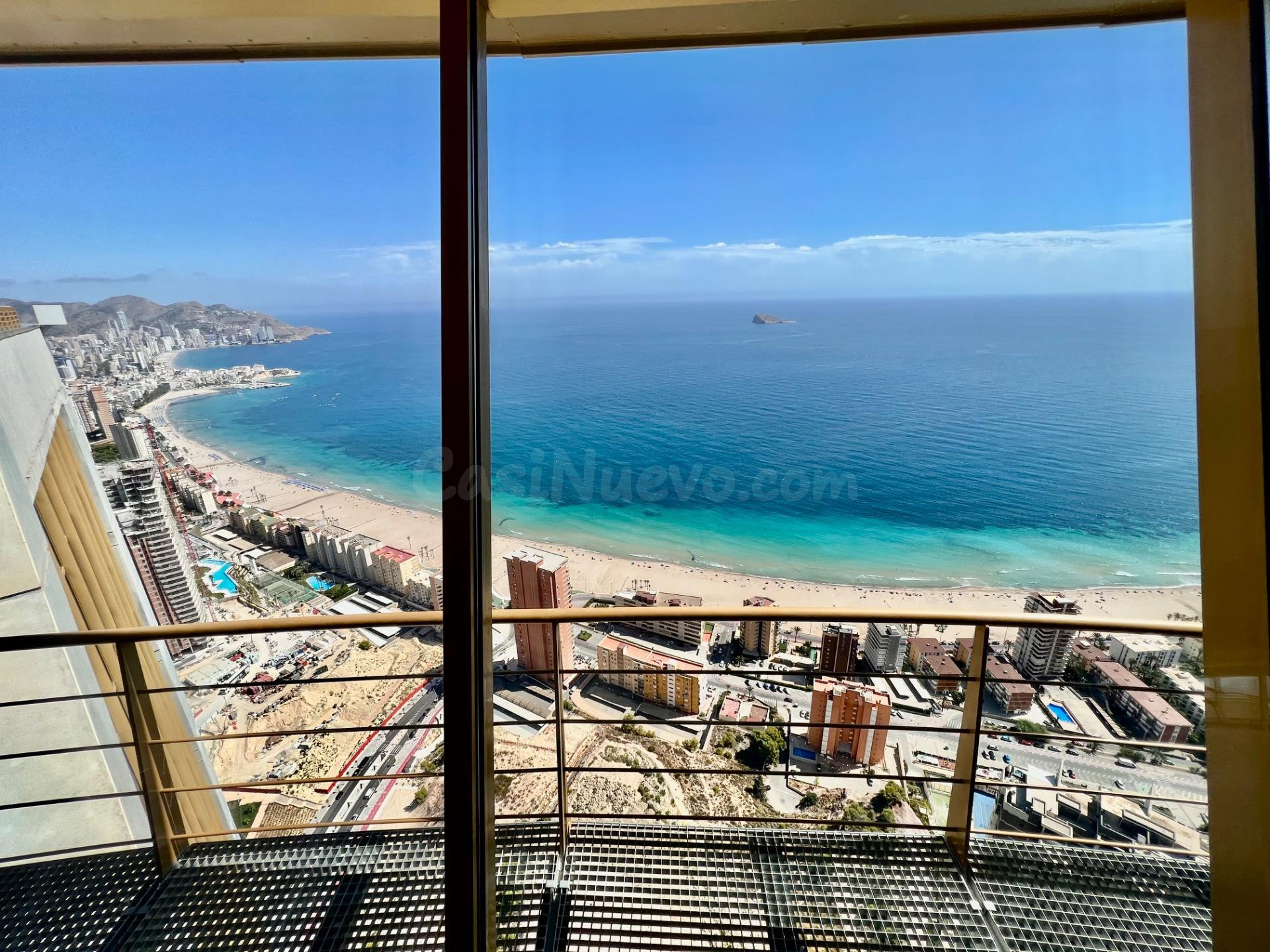SE ALQUILA MODERNO APARTAMENTO EN BENIDORM INTEMPO