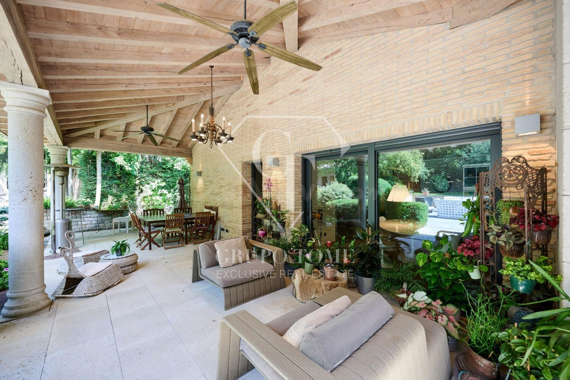 Espectacular villa en Iratxe con 2.150m2 de parcela y piscina cubierta