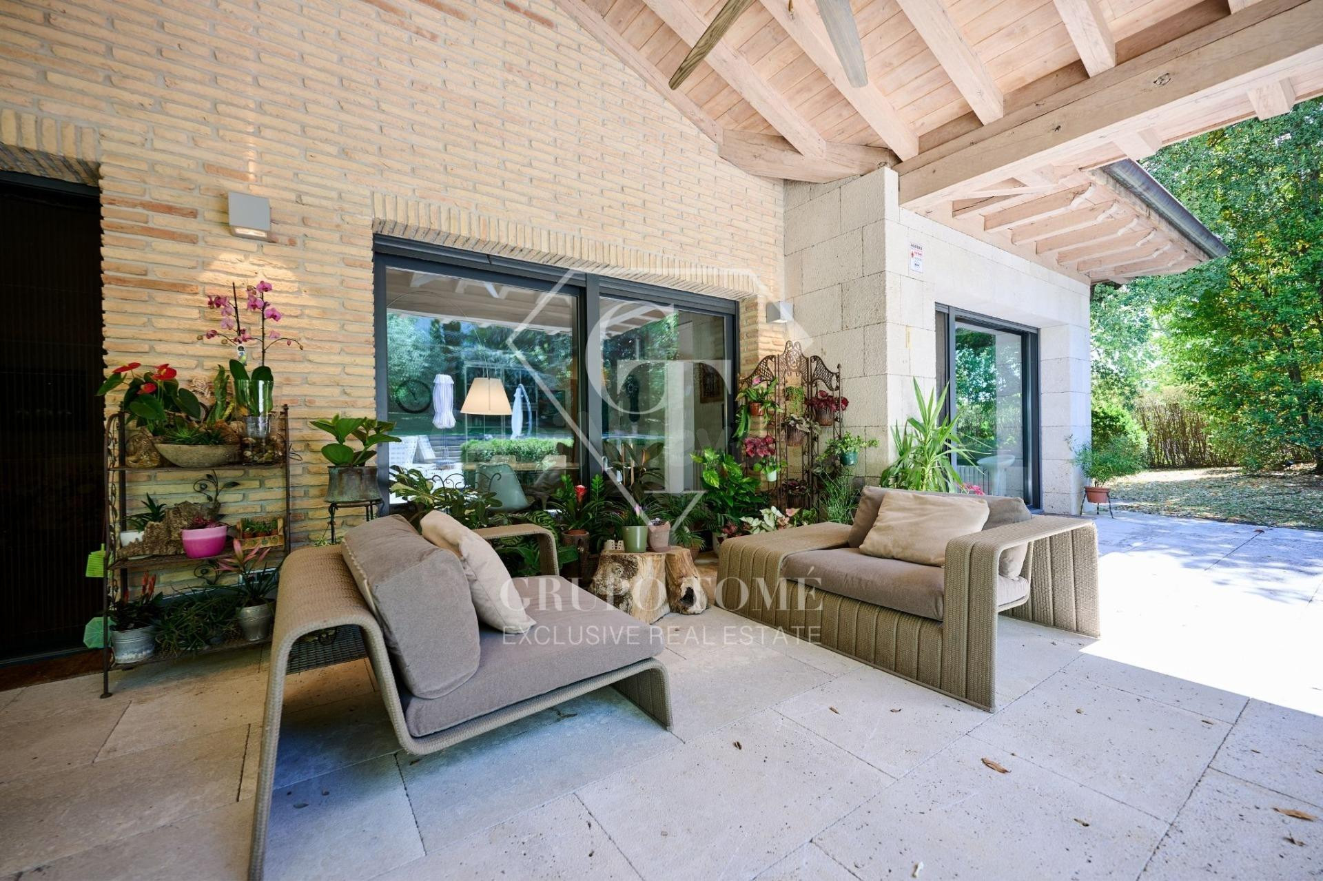 Espectacular villa en Iratxe con 2.150m2 de parcela y piscin - foto 2