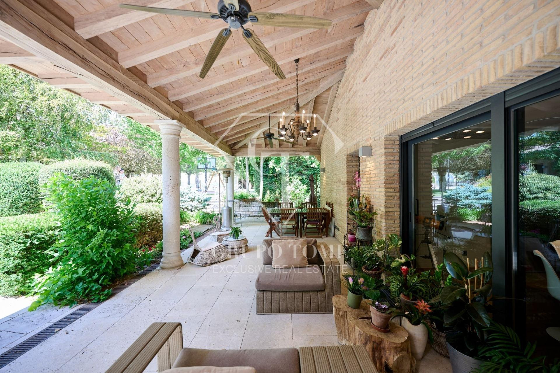 Espectacular villa en Iratxe con 2.150m2 de parcela y piscin - foto 3