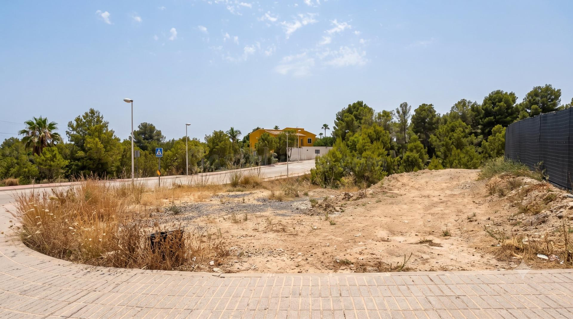 Terreno con licencia en una zona residencial tranquila para  - foto 4