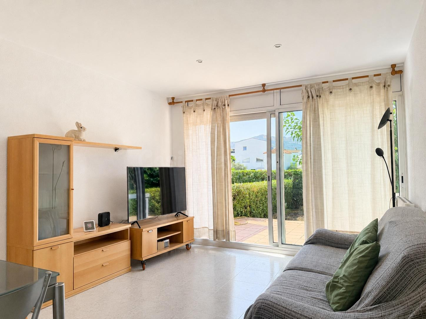 Planta baja con jardín a un paso del mar en Llançà | 3 habitaciones dobles y mucha luz - foto 4