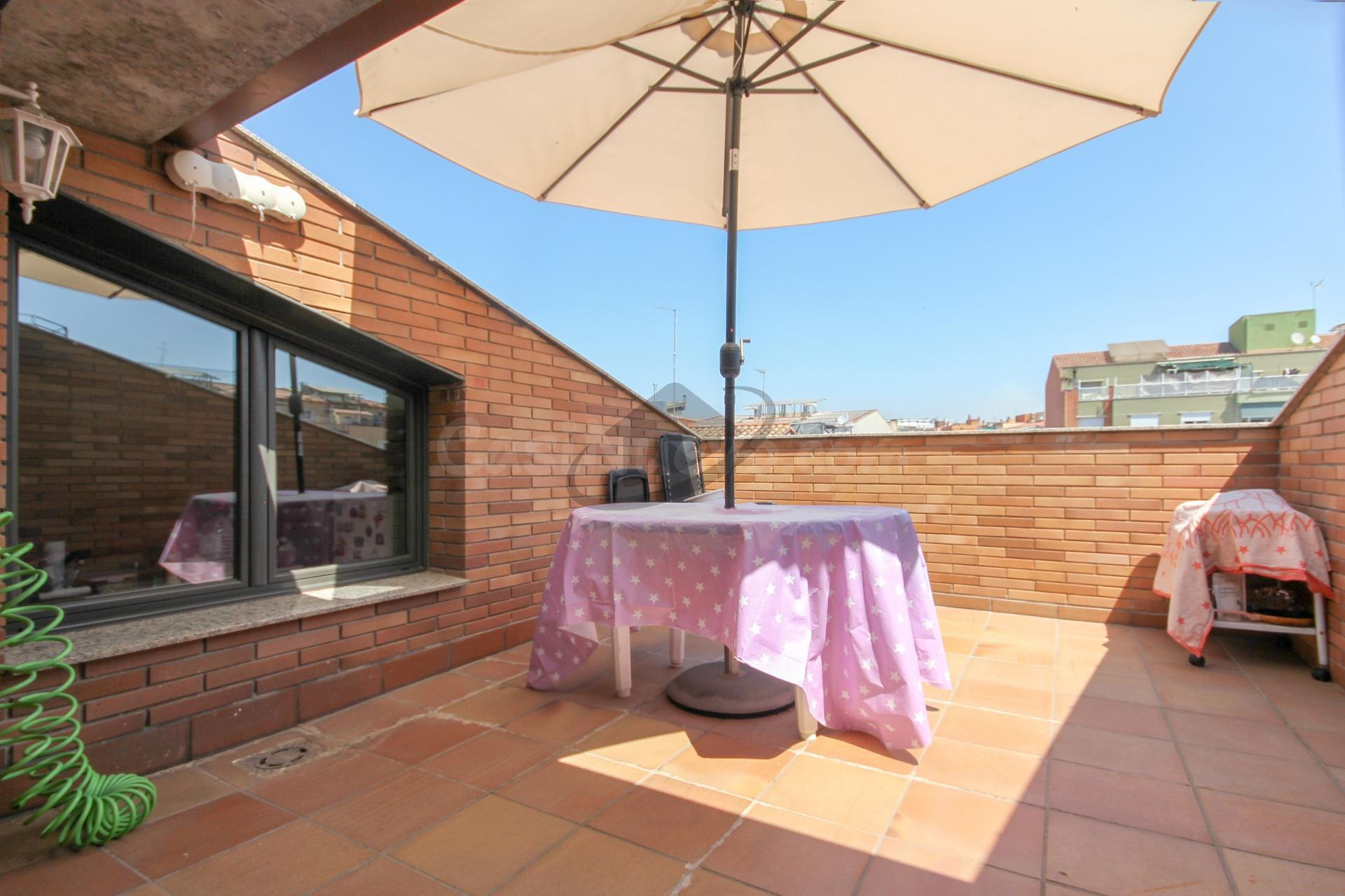ÁTICO SEMINUEVO CON TERRAZA, PARKING Y TRASTERO