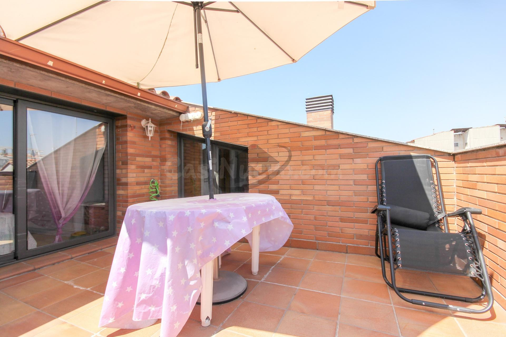 ÁTICO SEMINUEVO CON TERRAZA, PARKING Y TRASTERO - foto 2