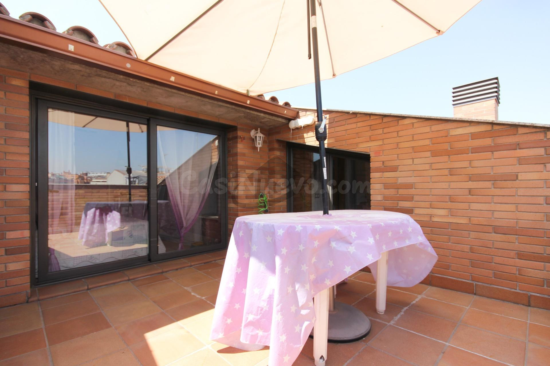 ÁTICO SEMINUEVO CON TERRAZA, PARKING Y TRASTERO - foto 3