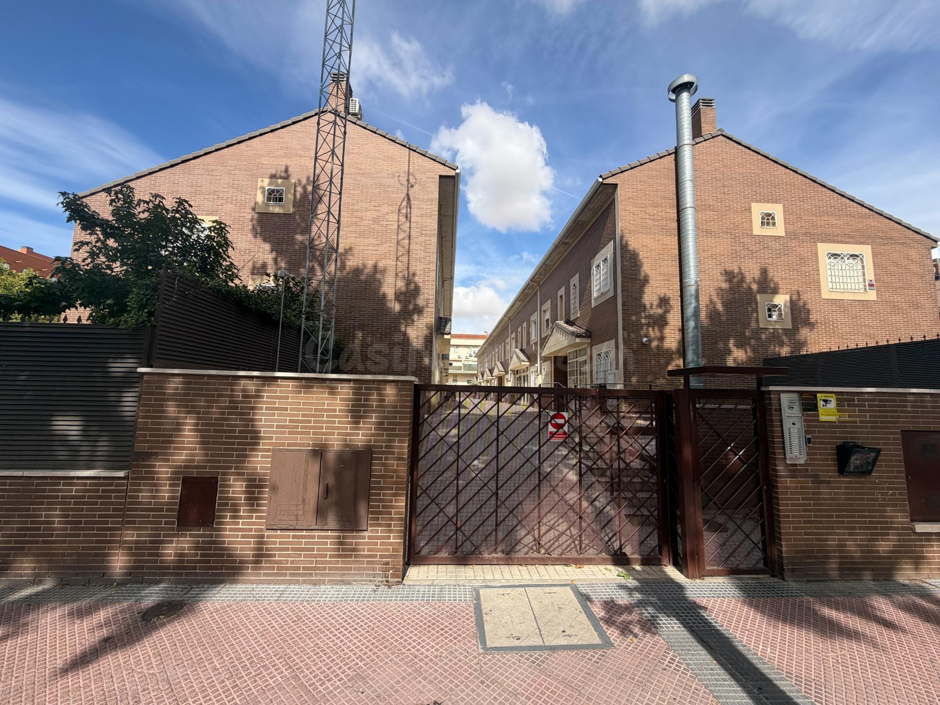 CHALET ADOSADO DE 4 PLANTAS CON PATIO DE 40 M2 Y GARAJE PARA