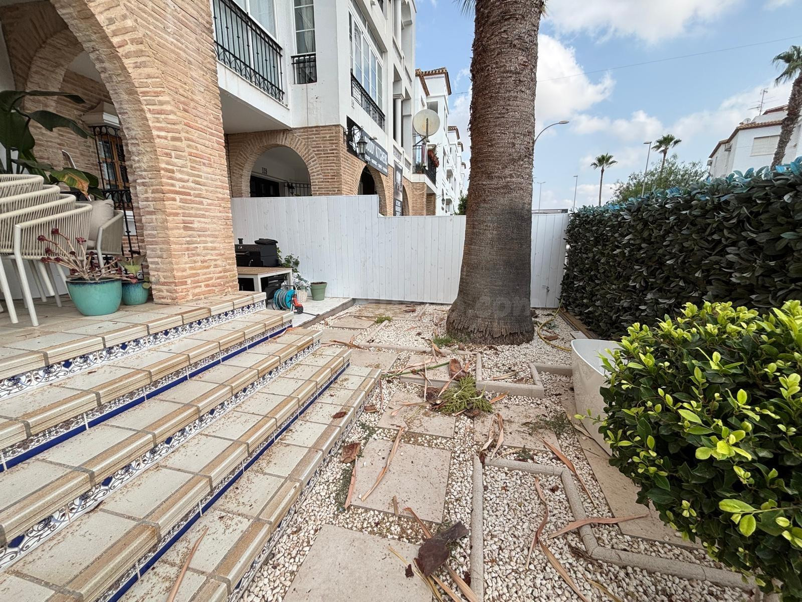 Magnífico bungalow en planta baja con jardín en Villamartín  - foto 4