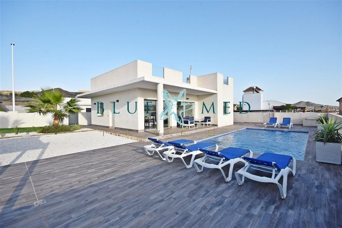 IMPRESIONANTE CHALET CON PISCINA Y SOLÁRIUM EN COUNTRY CLUB