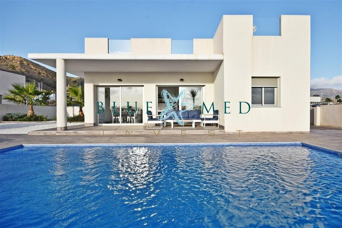 IMPRESIONANTE CHALET CON PISCINA Y SOLÁRIUM EN COUNTRY CLUB - foto 2