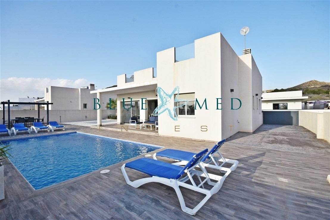 IMPRESIONANTE CHALET CON PISCINA Y SOLÁRIUM EN COUNTRY CLUB - foto 4