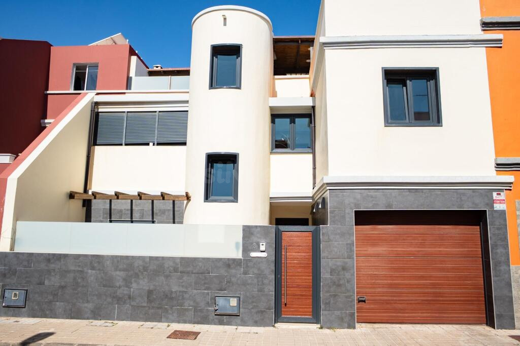 ADOSADO EN TRANQUILA URBANIZACIÓN EN INGENIO, ISLAS CANARIAS, ESPAÑA