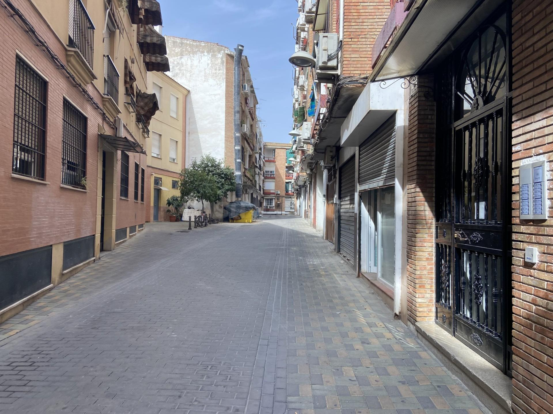 LOCAL COMERCIAL ENTRE AV. BARCELONA Y AV. LIBIA