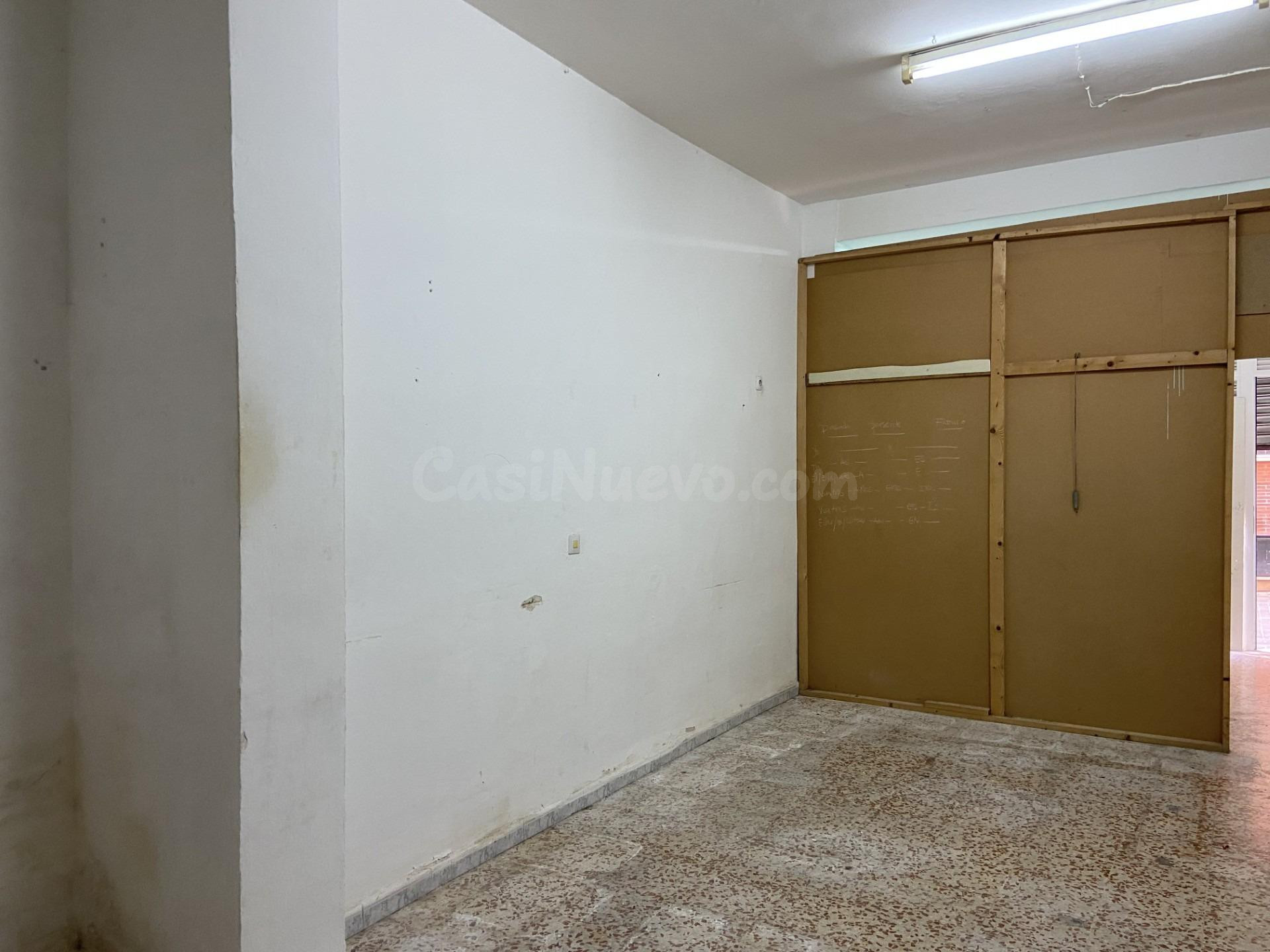 LOCAL COMERCIAL ENTRE AV. BARCELONA Y AV. LIBIA - foto 3