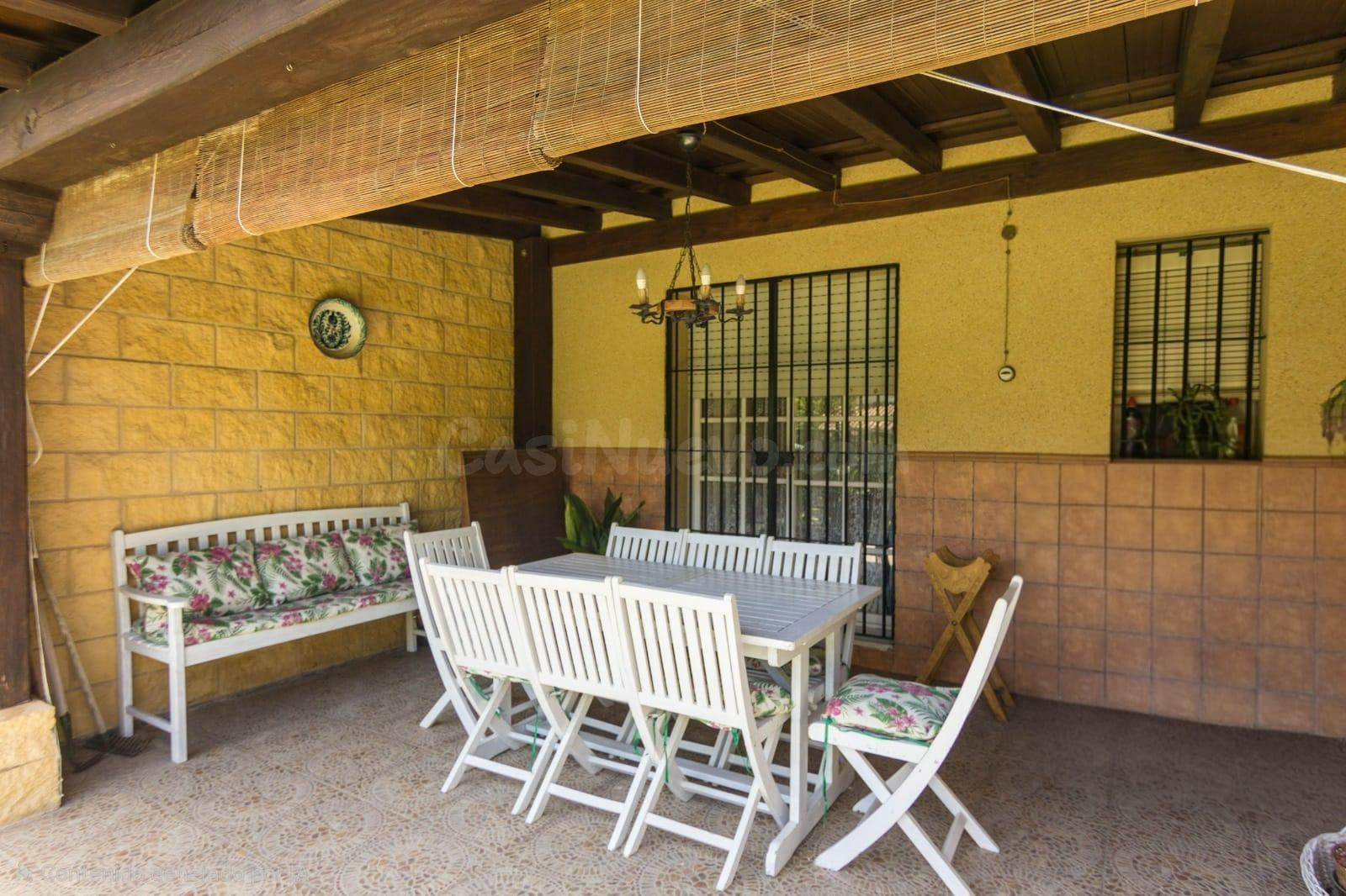 Chalet adosado en El Altillo con amplios jardines y sótano