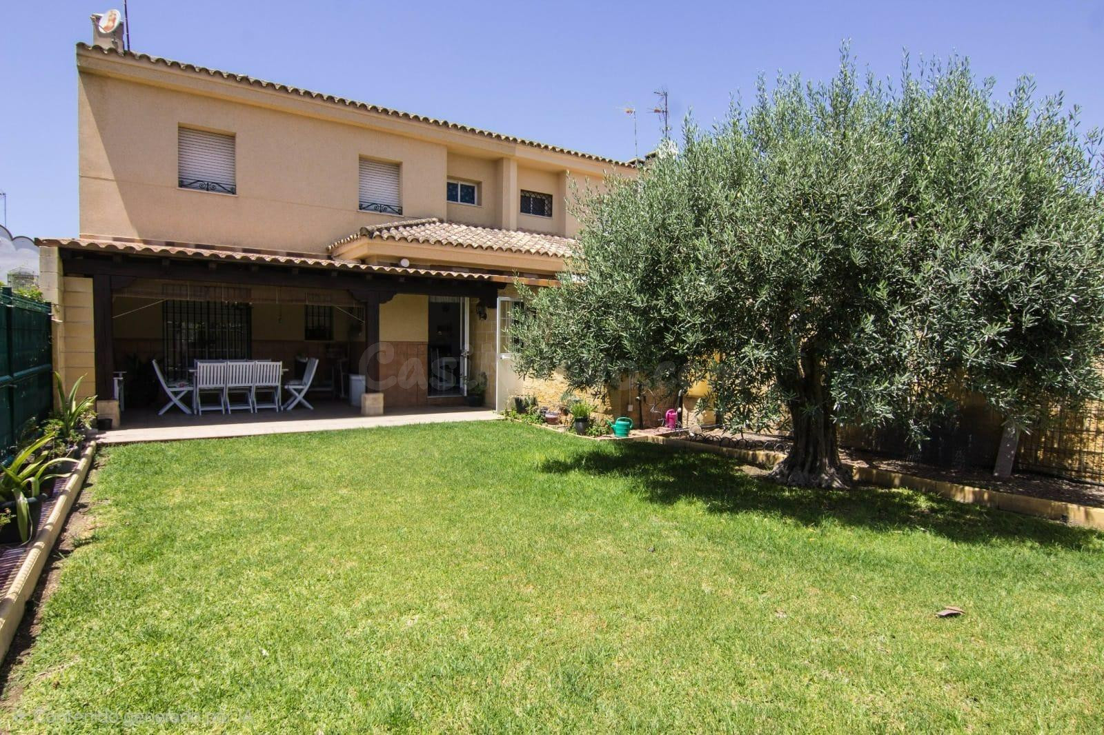 Chalet adosado en El Altillo con amplios jardines y sótano - foto 2
