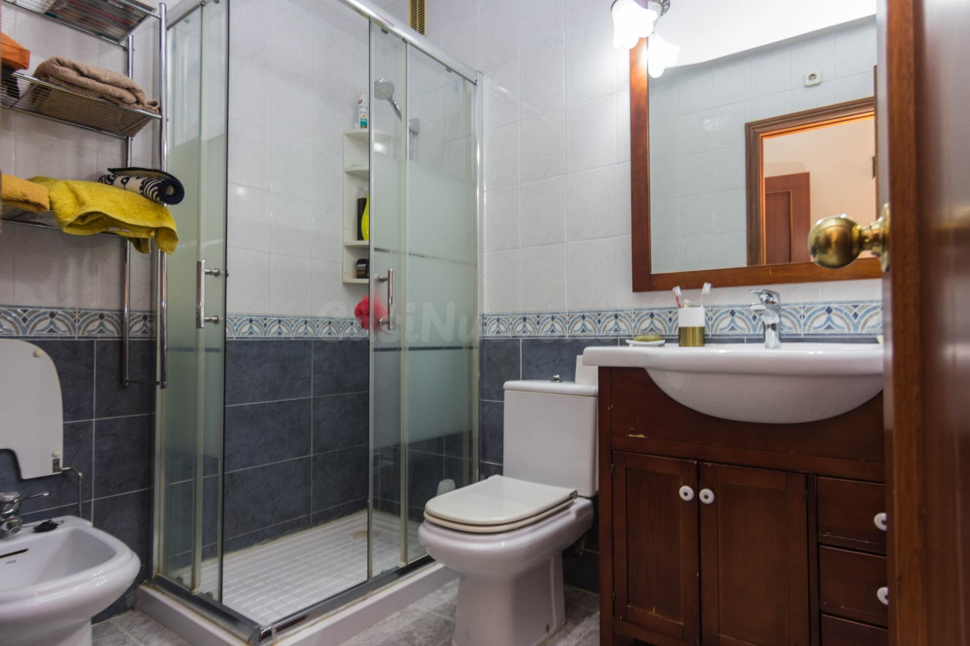 Chalet adosado en El Altillo con amplios jardines y sótano - foto 4