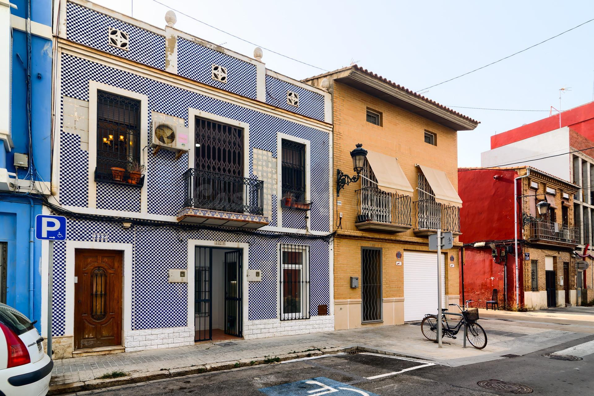 Tu nuevo hogar en El Cabanyal: reforma integral, patio y ubicación privilegiada - foto 2
