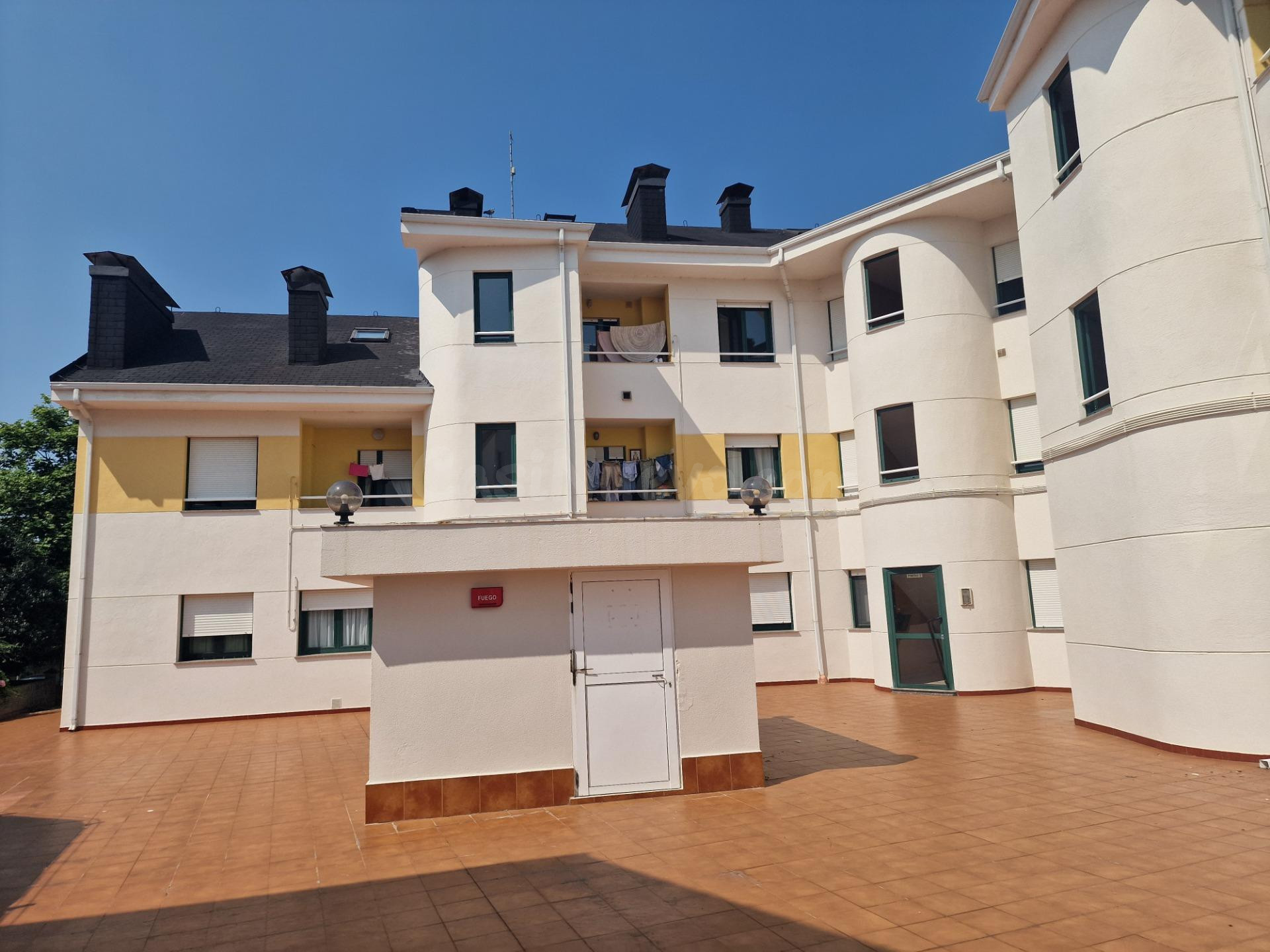 Ponemos en VENTA este Bajo con terraza y amplia cochera cerrada en Tapia de Casariego
