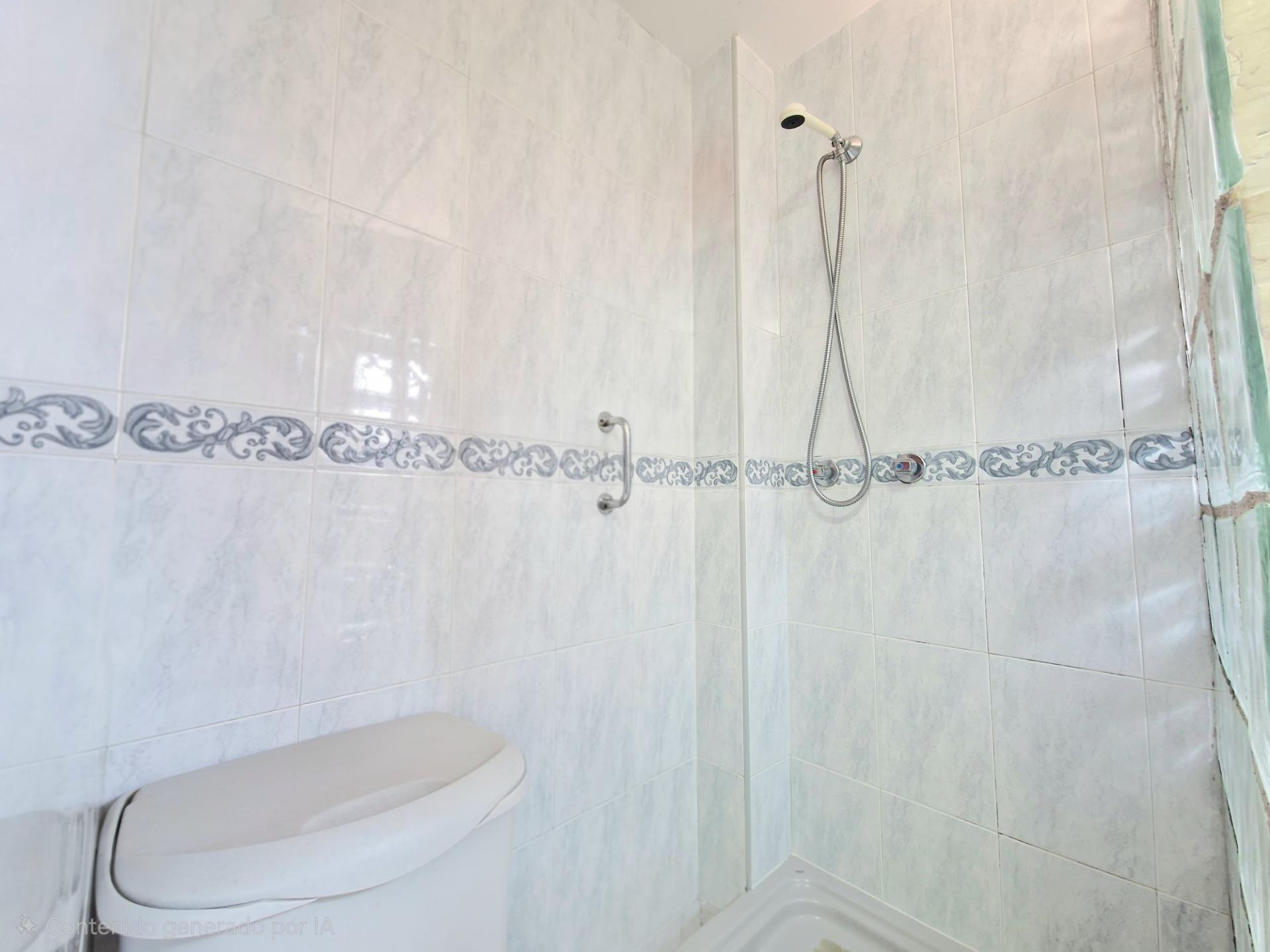 Ponemos en VENTA este Bajo con terraza y amplia cochera cerr - foto 4