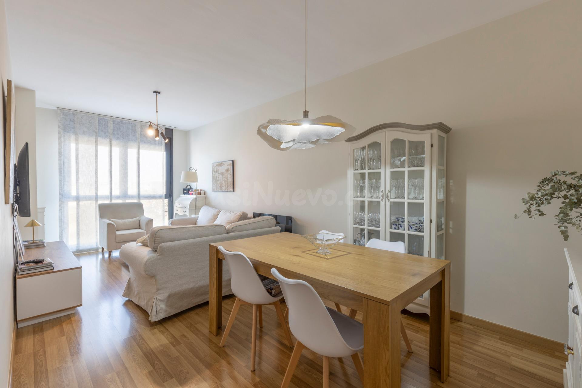 Magnífico piso con patio privado, piscina y garaje en el Cam