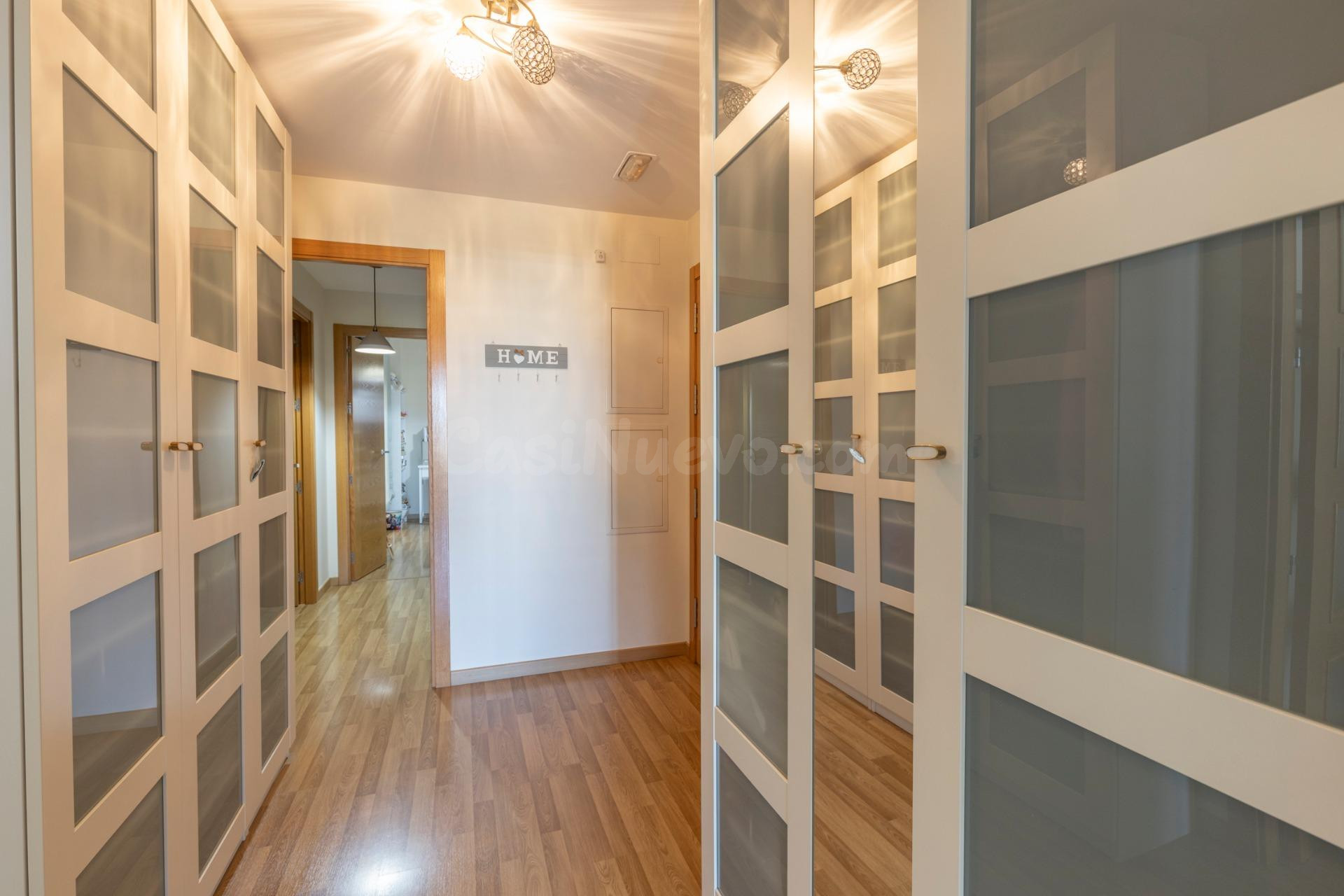Magnífico piso con patio privado, piscina y garaje en el Cam - foto 4