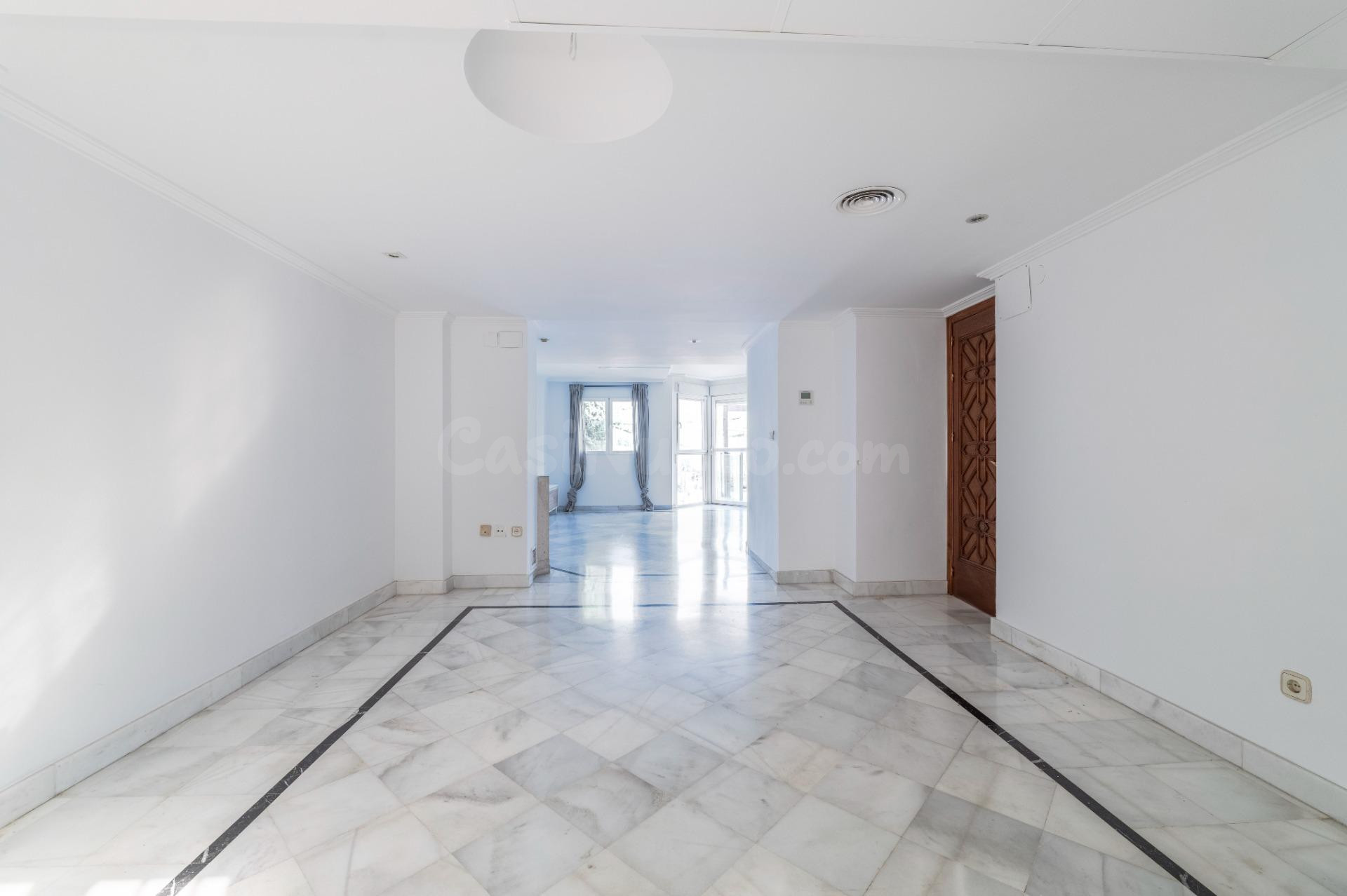 Exclusivo casa pareada en Urbanización El Serrallo - foto 4
