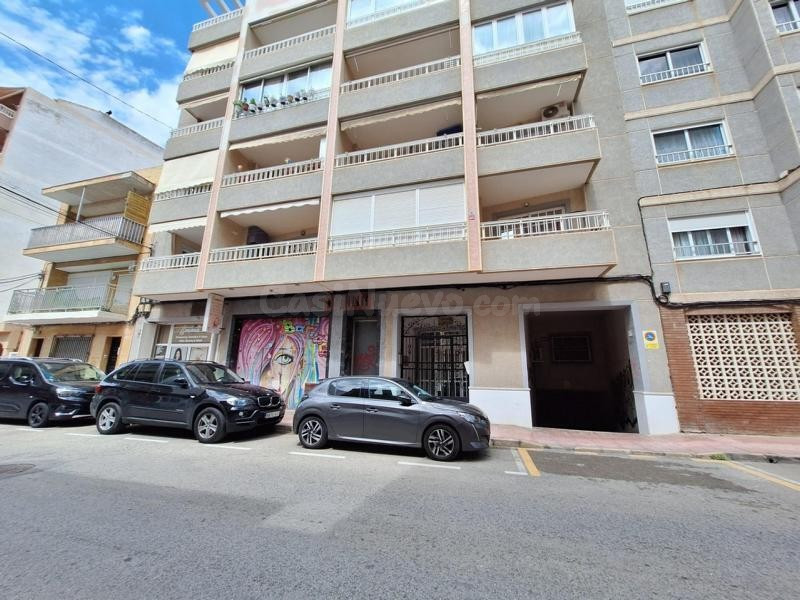 Venta de piso en Torrevieja, de 77m2 con 2 dormitorios y 1 baño
