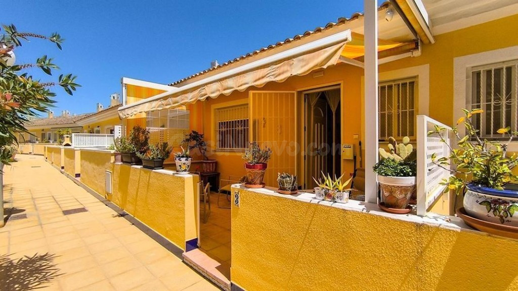 Venta de piso en Benijofar, de 75m2 con 2 dormitorios y 2 ba - foto 2