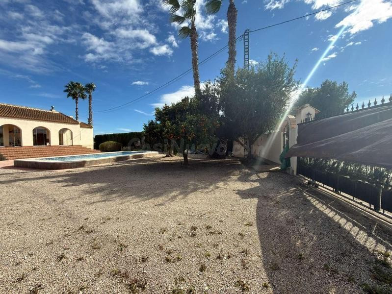 Venta de villa en Catral, de 105m2 con 2 dormitorios y 2 bañ - foto 2