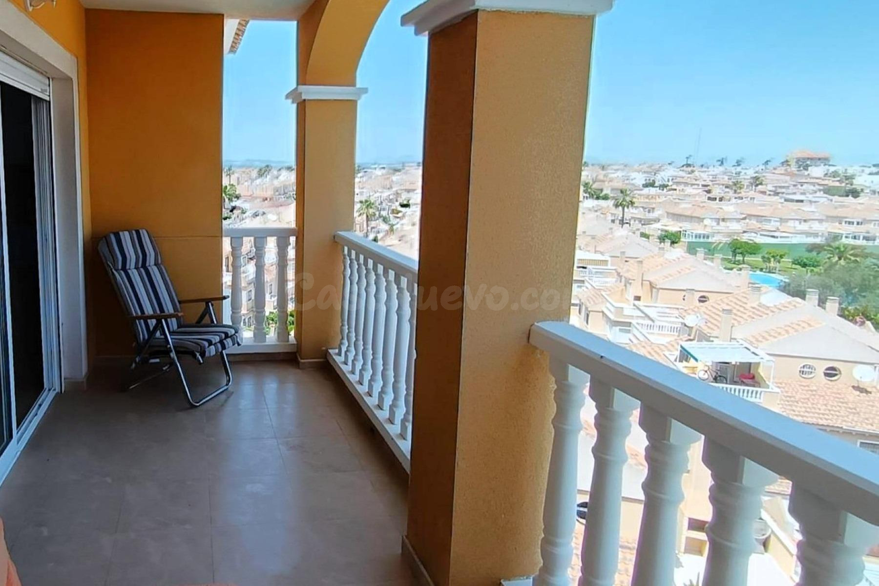 Maravilloso ático (aprox. 59 m2 - 5.ª planta) con amplio balcón, terraza privada en la azotea, garaje, y gran piscina comunitaria.