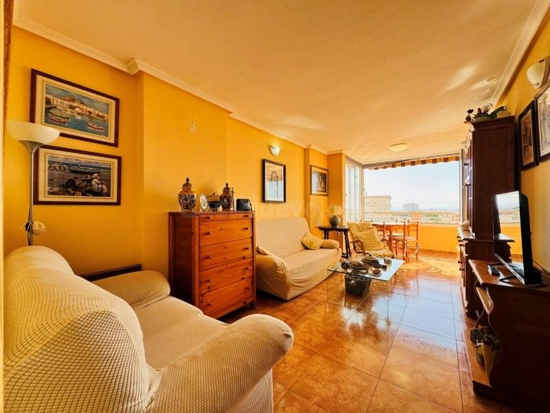 Plaza de aparcamiento, Vistas al Mar lejana con Piscinas: apartamento de 2 Dormitorios en Torrevieja (Costa Blanca)