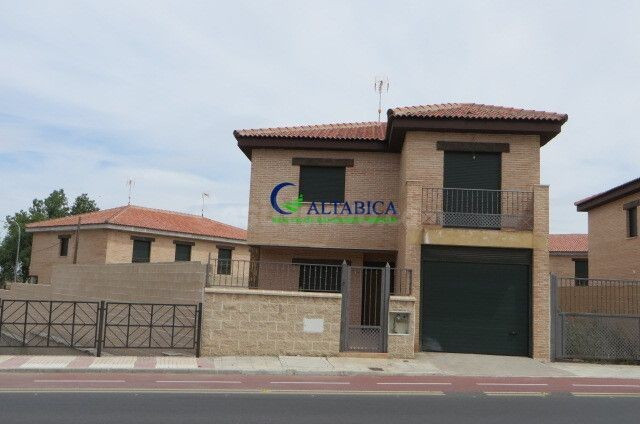 Casa-Chalet en Venta en Mora Toledo