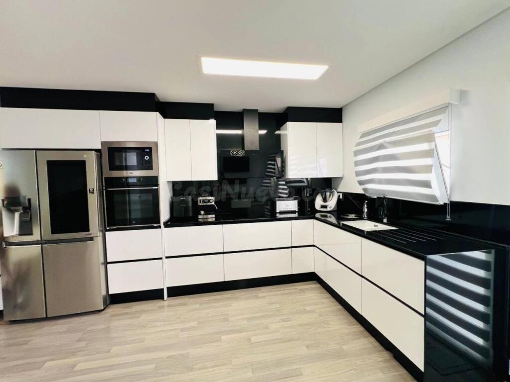 EXCLUSIVO CHALET ADOSADO DE DISEÑO CON SOLÁRIUM PRIVADO Y CA - foto 3