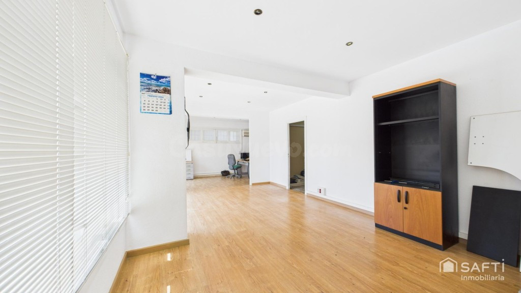 En venta – Local polivalente con terraza privada en Santa Po - foto 2
