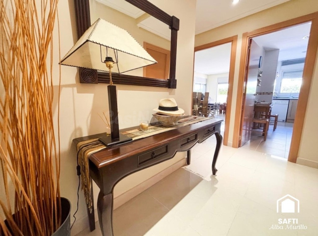 Exclusiva planta baja con jardín privado y piscina comunitar - foto 3